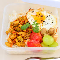 １０月２７日　火曜日　大豆と大根葉のスパイスカレー