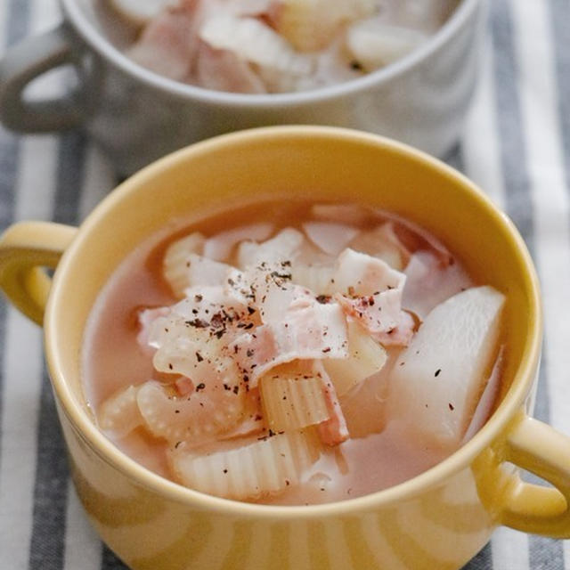 セロリ入り♡とろけるかぶとベーコンのスープ♡質素に磨きがかかった朝食