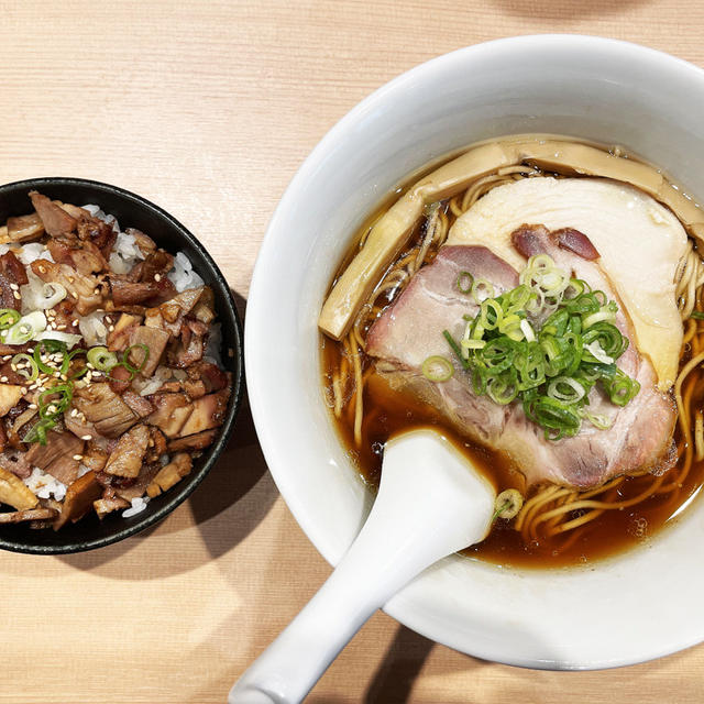 醤油らぁ麺を啜り炙りチャーシュー丼を食べる