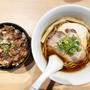 醤油らぁ麺を啜り炙りチャーシュー丼を食べる