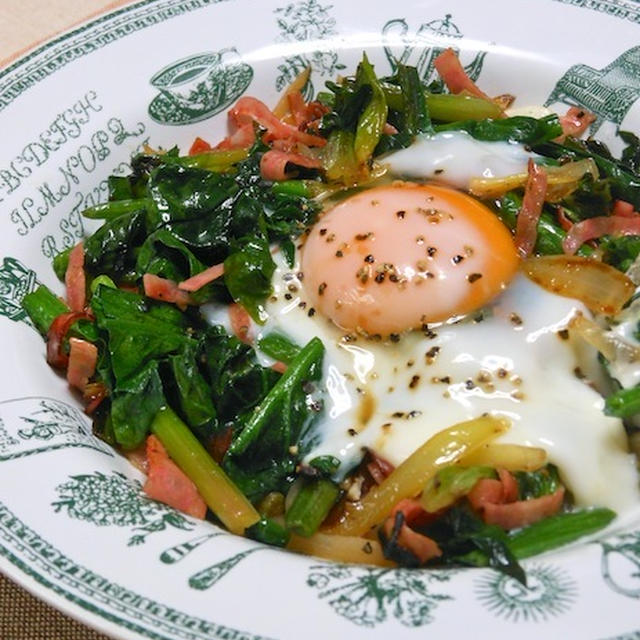 パパっと炒めて簡単おかずおつまみ！とろとろが美味しい〜ほうれん草とハムの巣ごもり卵。