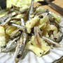お酒のあてに最高♪　食べる煮干しとゴーヤのワタの粉チーズ炒め