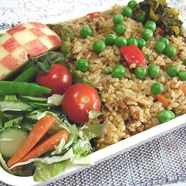 カレー炒飯弁当。驚きの胡蝶蘭