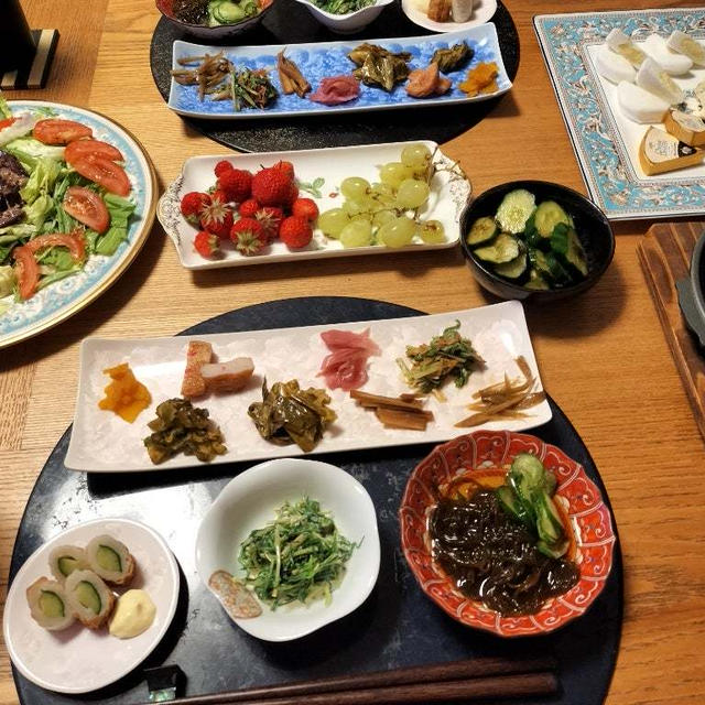 蒸しなすマリネサラダ、チーズ盛合せ、焼き鳥にんにく蒸し焼き、フルーツ盛合せ、小鉢11品で晩酌