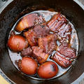 ダッチオーブン活用法: コーラで豚バラを煮込む方法