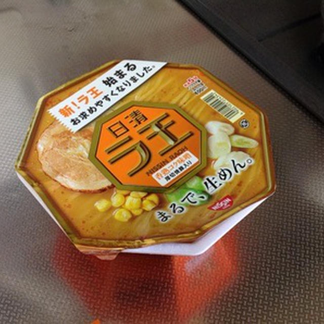 昼は簡単にカップラーメン
