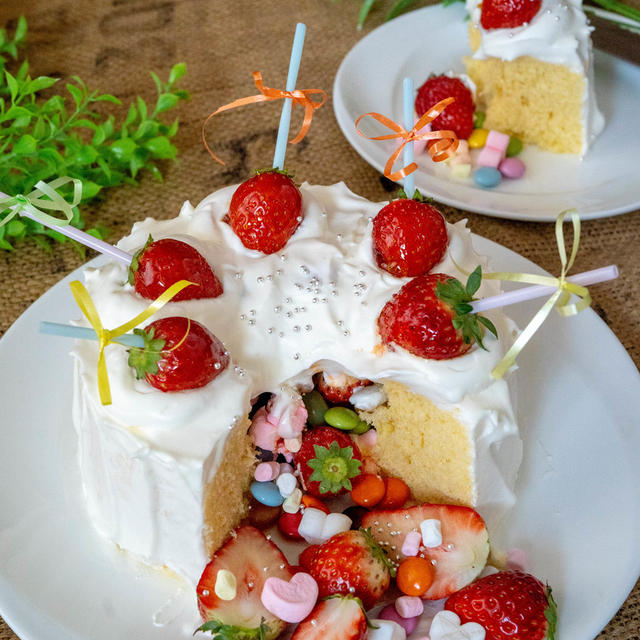 5分！スポンジで作るいちご飴デコのかくれんぼケーキ