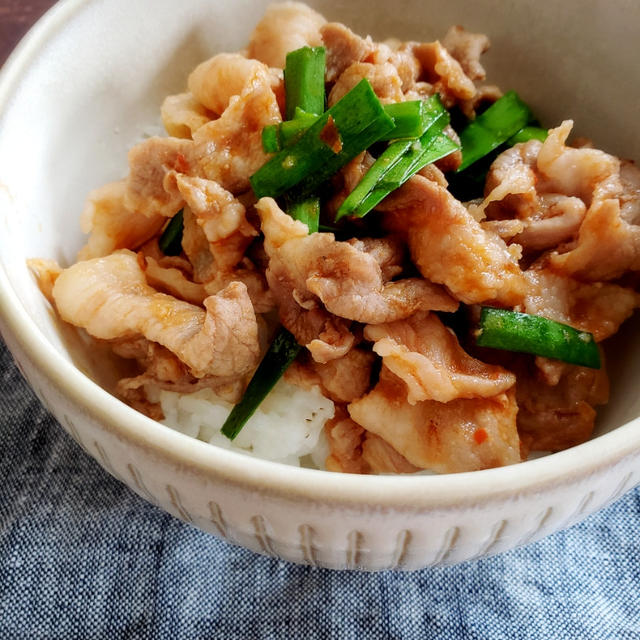 レンジde4分！豚こまのスタミナチリ丼