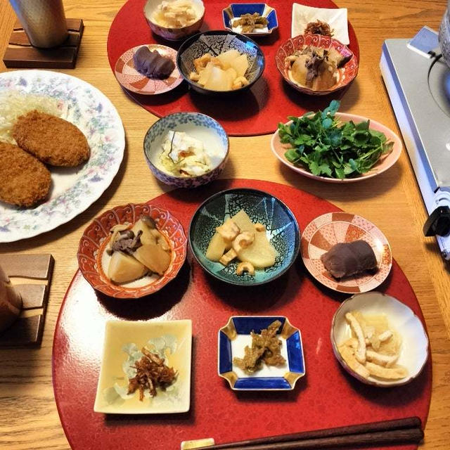 鶏つくねと芹でしょっつる鍋、コロッケ＋きゃべせん、小鉢５品と赤福で晩酌