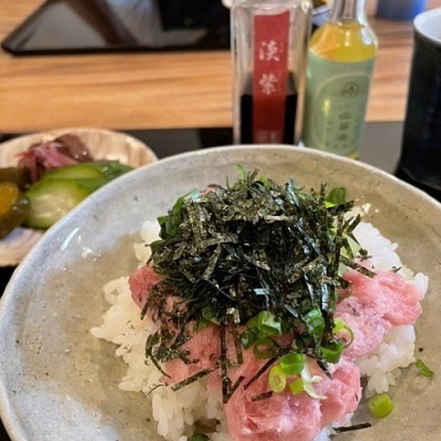 昼も夜も丼ぶり