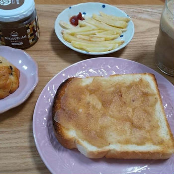 栗ジャムトーストとカフェオレ