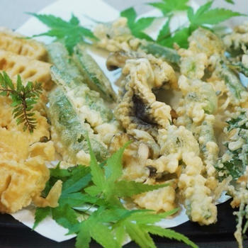 ■季節の天婦羅【茹で竹の子・椎茸・絹サヤ・ヨモギ・葱坊主】