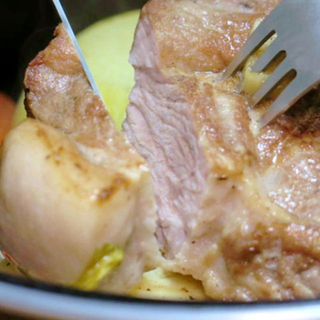 今日の晩御飯/ダッチオーブンで作る、「ローストポーク」。簡単なのに絶品！肉好き女子も男子も大満足！　箸休めには「豆腐のカルパッチョ風　柚子胡椒ソース」を。