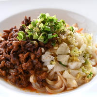 肉味噌に白菜漬けシャッキシャキ食感の妙！白菜漬と冷凍うどんで作る本格汁なし担担麺