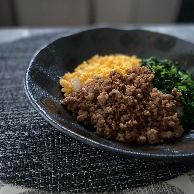 おすすめ‼︎醤油麹で大好評の３色丼ぶり♡数年ぶりと夏野菜。