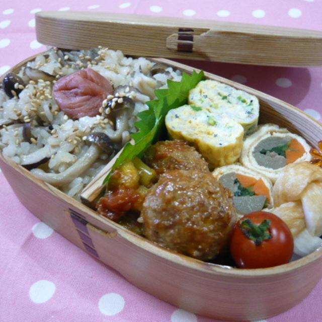 きのこご飯と、コロンとした煮込みバーグのお弁当☆+゜