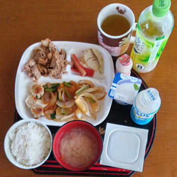 朝ご飯は８時　豚肉玉ねぎ炒めと焼売焼き