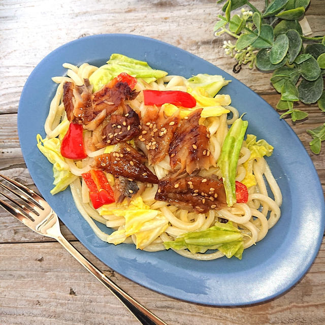 珍しい焼きうどん（キャベツ、うどん、赤ピーマン）呼子