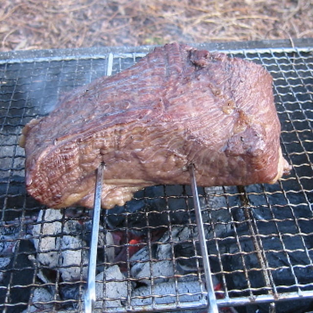 キャンプ飯　厚切りを超えてかたまり肉焼いちゃう！シュラスコ風はあり。