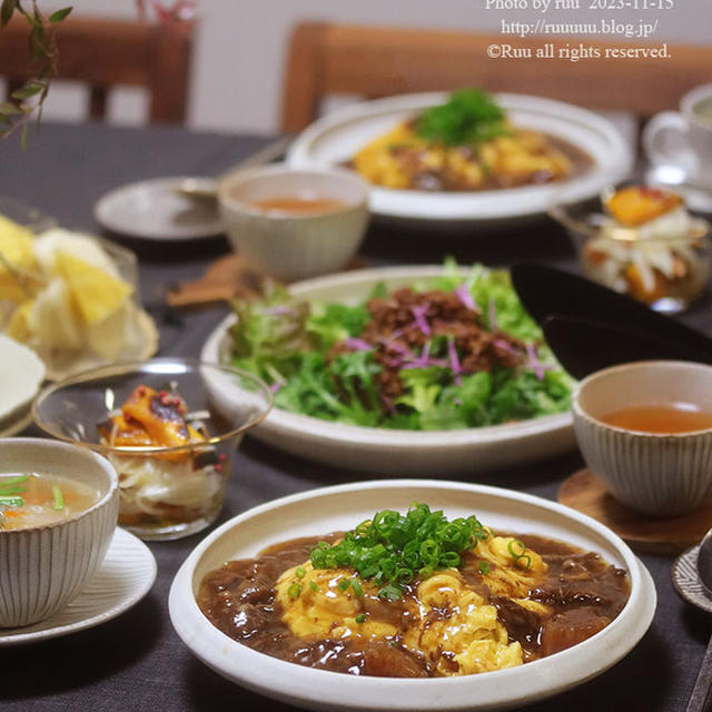 【献立】すじこんオムライスと、焼きかぼちゃのマリネと、レタスと春菊の肉味噌のっけサラダなど。～父はいないほうが盛り上がる説～