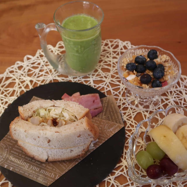 蓮根サンドの朝ごパン　と　貴重なレモン♪