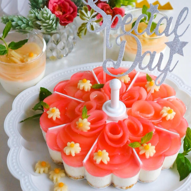 花皿に盛られた桃の花のレアチーズケーキ