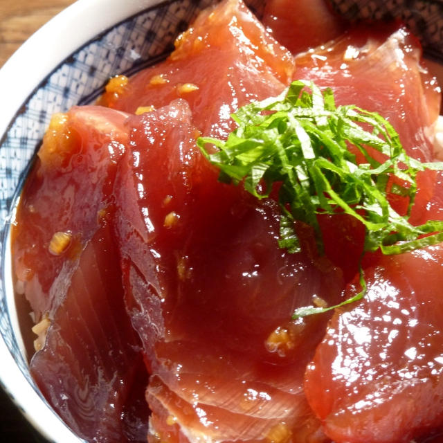 シェフのお休みの日にいただく、カツオのヅケ丼(｀⌒´)どや。