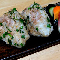 【おにぎりコーナー】ガッツリ食べたいとき！豚こまと青ネギの焼きそば風おにぎり