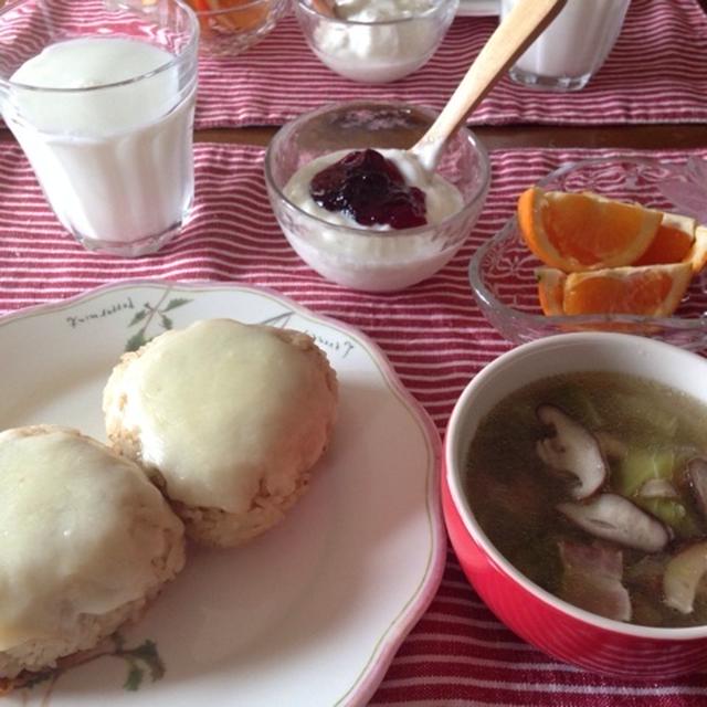 チーズかけ焼きおにぎりとキャベツのベーコンスープ