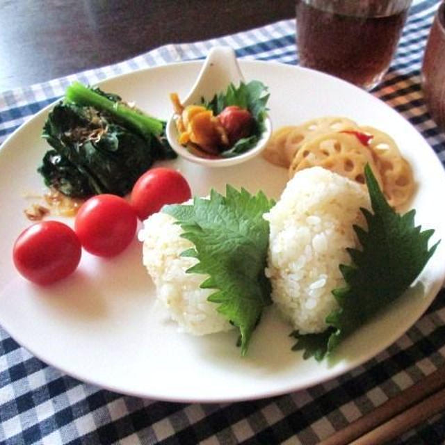 ゴマとシソのおむすびの和プレートで、ほっとする朝ごはん