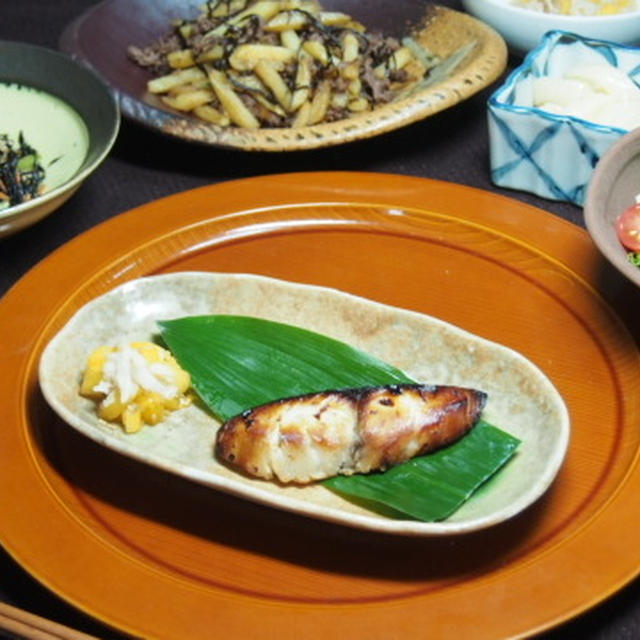 さわらの味噌粕漬け　　しめじの炊き込み御飯　　牛肉とじゃがいもの塩昆布炒め　　柿なます