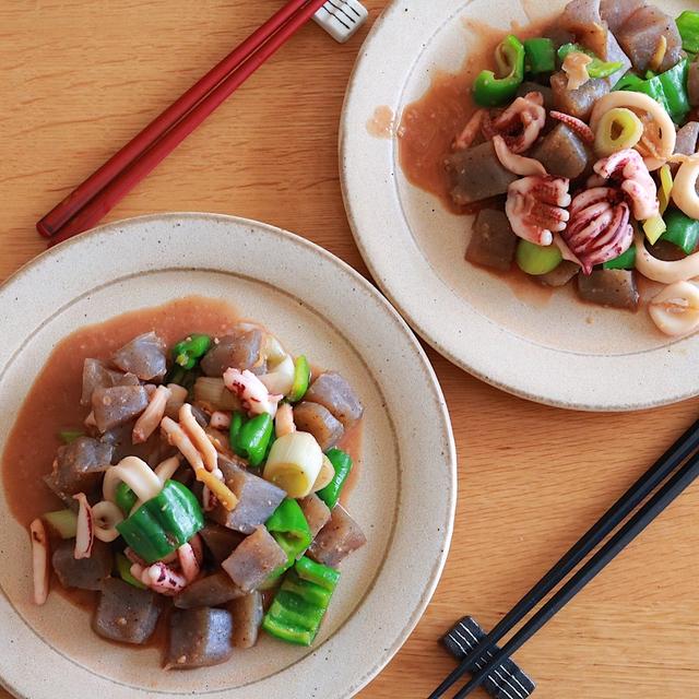 ご飯泥棒♪イカとコンニャクと野菜の生姜味噌炒め