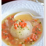 レンジで時短するまるごと玉ねぎの食べるスープ【食べる野菜パワースープレシピ】