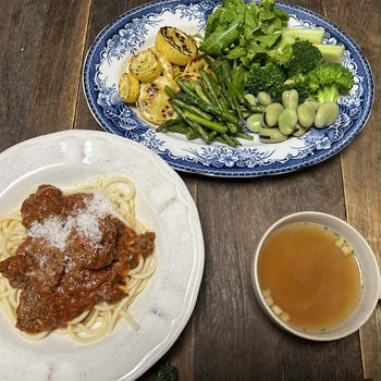 鹿肉ミートボールブガティーニスパゲティ・ブロッコリー蚕豆ズッキーニグリーンアスパラソテールッコラ