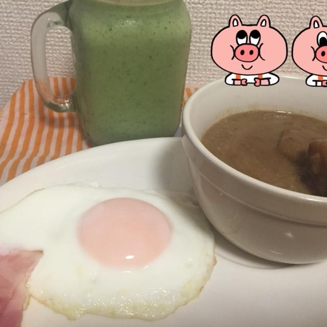 今朝の朝ごはん(((o(*ﾟ▽ﾟ*)o)))ベーコンエッグとカレースープとスムージー
