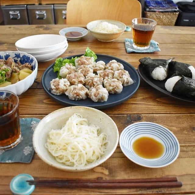 お昼ご飯がすぐやってくる。シュウマイランチ。