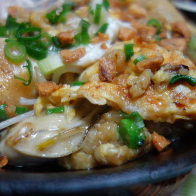 牡蠣のタイ風お好み焼き／海老の温サラダ