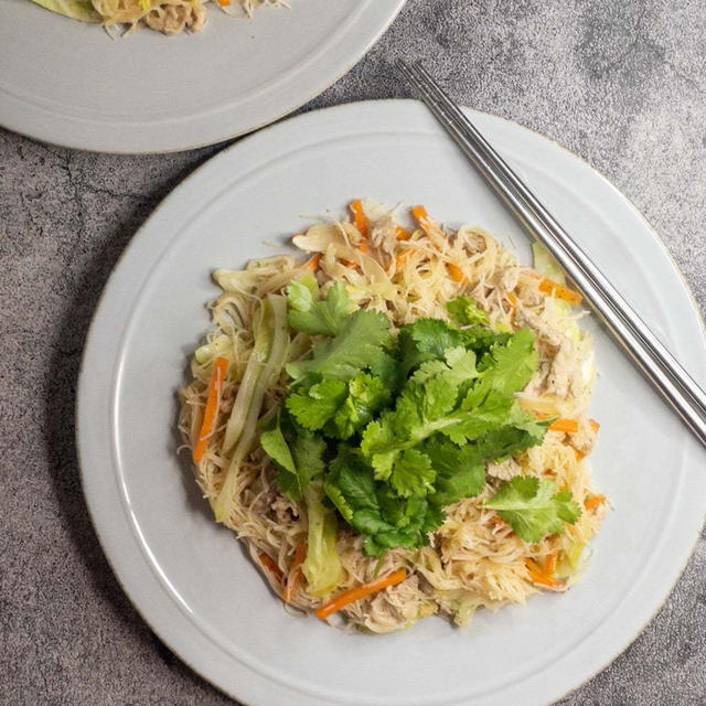 豚肉と野菜の焼きビーフン今朝は、家飲みに1品加えたい焼きビーフンのレシピをご紹介...