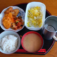 昼ご飯は14時半　一口カツとナゲットと白菜漬け物