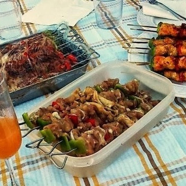 なんちゃってベリーニ＆カレー風味のサーモンブロシェット