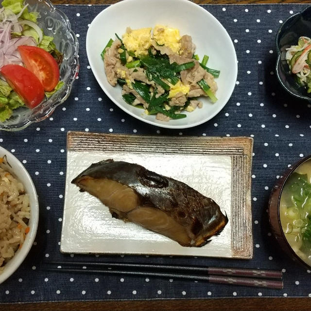 【晩ごはん】炊き込みご飯、サワラの醤油糀照り焼き。