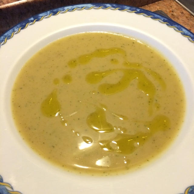 ズッキーニとジャガイモの冷製スープVellutata di Zucchine e Patate