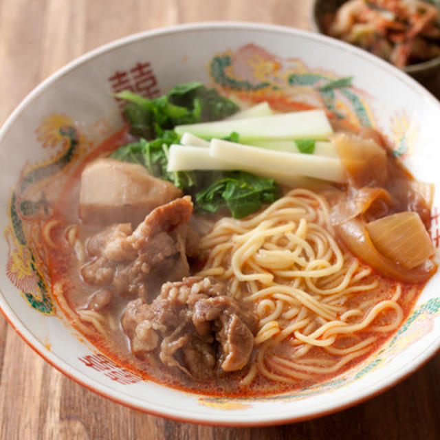 煮豚の汁で煮た煮物を入れたインスタント担々麺