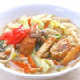 あるものでボリュームたっぷり！とろとろ野菜の煮込みうどん。