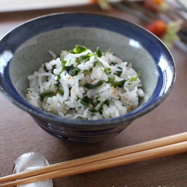 混ぜるだけ♪ わかめとしらすの磯の香ごはん