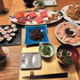 お刺身、クジラユッケ、シュリンプカクテル、巻き寿司…色々並べて昼からダラダラ呑み