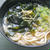 肉厚で食感しっかりの三陸産をたっぷり使って〜わかめうどん。