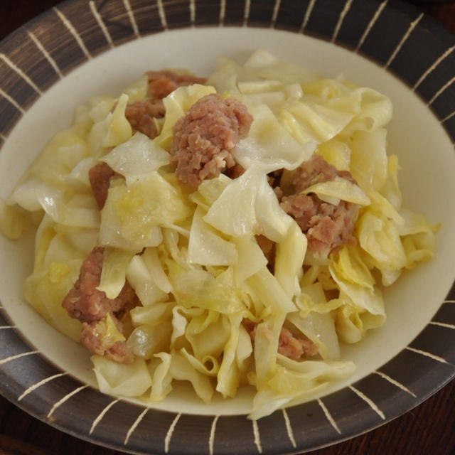 漬けおきしたひき肉がおいしい！キャベツのサイコロステーキ風炒め
