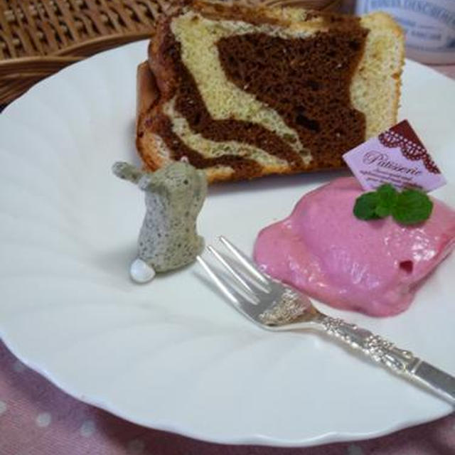 ラズベリームースとシフォンケーキで、おやつタイム！
