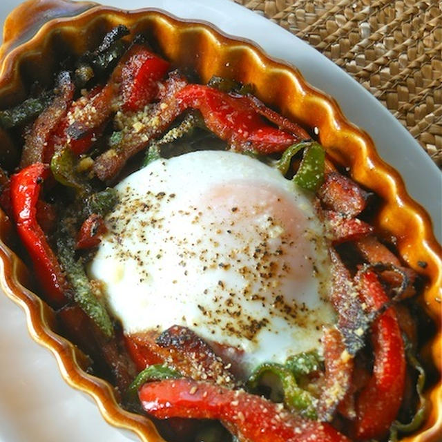 簡単作り置き！熱々朝ごはんやお弁当にスパイスおかず〜パプリカとハムのスパイス炒めココット焼き。